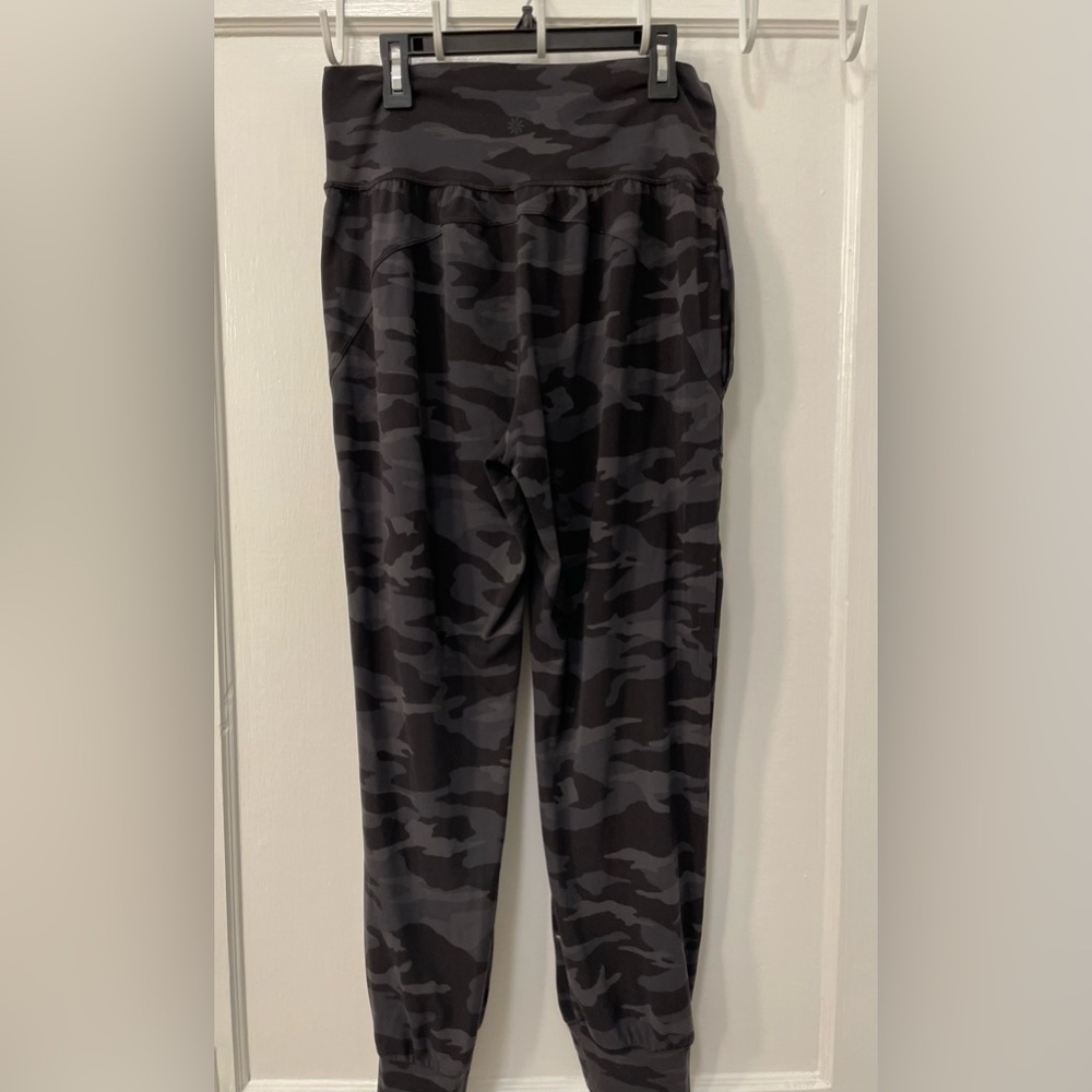 Athleta Salutation Jogger Camo Medium